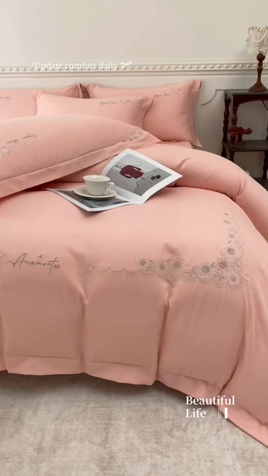 91家纺网 家纺一手货源 找家纺 U品汇 2025新品60S双股120支长绒棉加厚全棉纯棉磨毛刺绣花四件套超细磨毛宽边款礼盒装 巴黎春天-糖粉