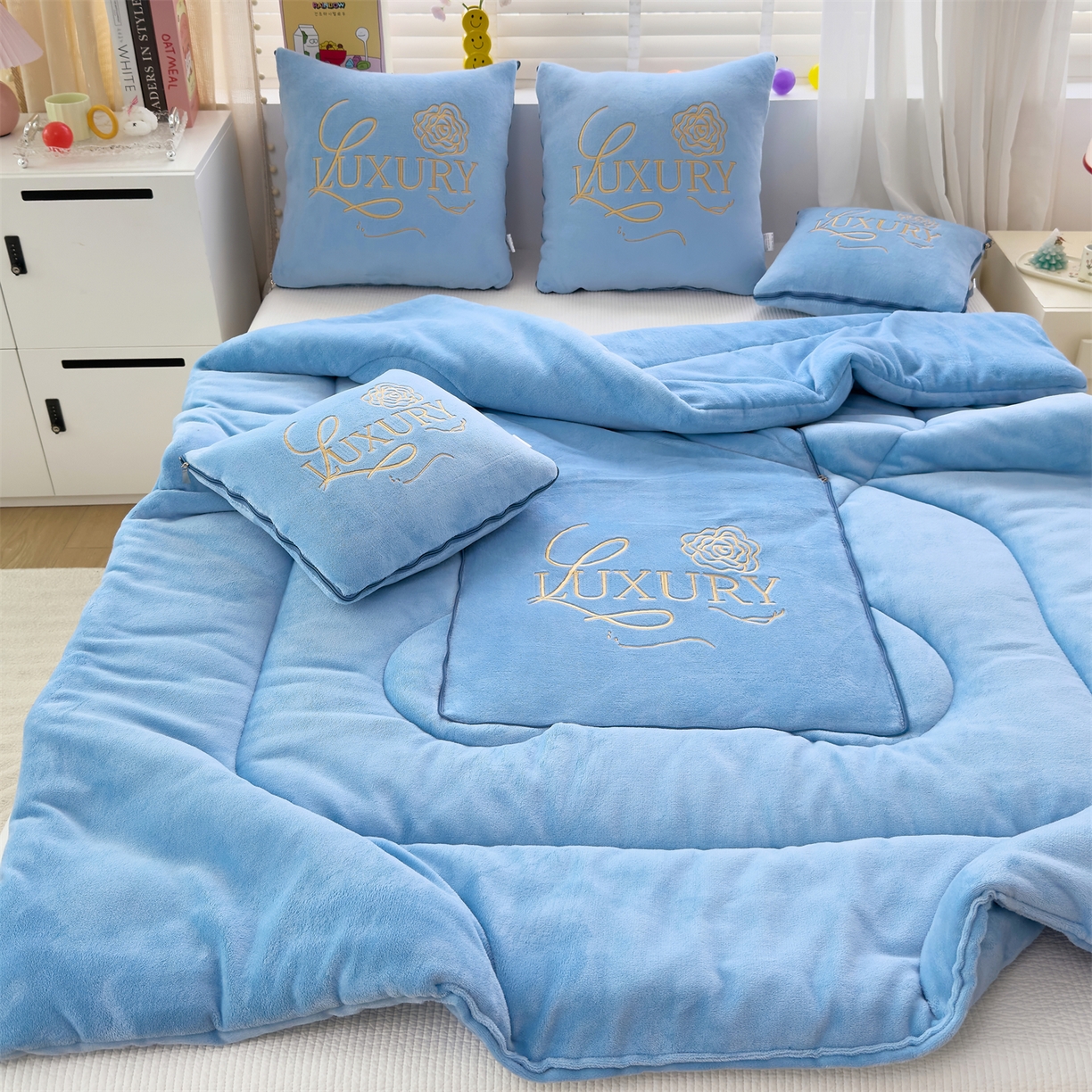 91家纺网 家纺一手货源 找家纺 2025款牛奶绒多功能抱枕被-玫瑰绒语 天空蓝