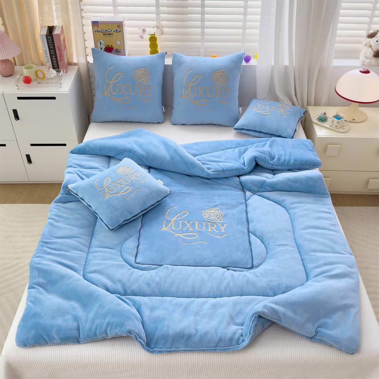 91家纺网 家纺一手货源 找家纺 2025款牛奶绒多功能抱枕被-玫瑰绒语 天空蓝