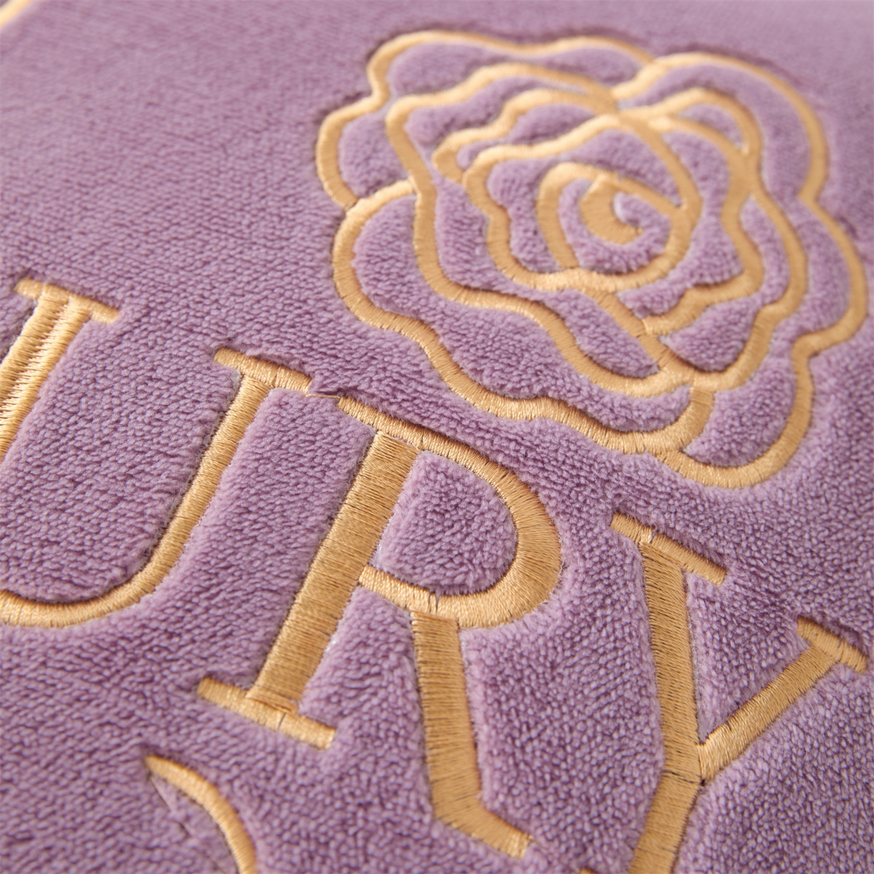 91家纺网 家纺一手货源 找家纺 2025款牛奶绒多功能抱枕被-玫瑰绒语 香芋紫