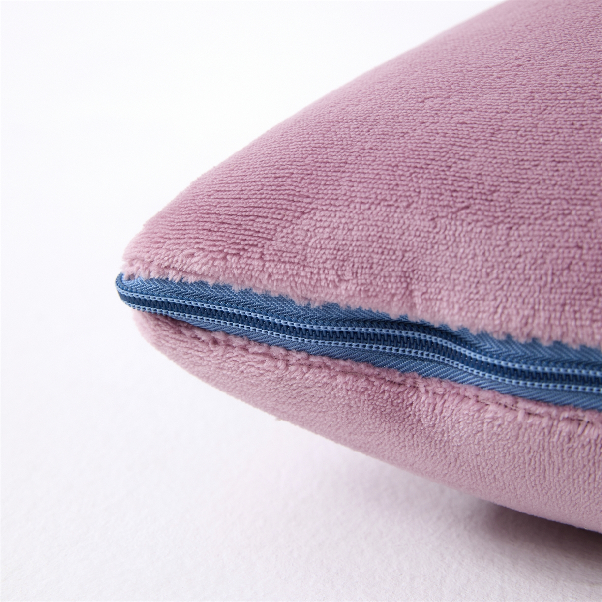 91家纺网 家纺一手货源 找家纺 2025款牛奶绒多功能抱枕被-玫瑰绒语 香芋紫