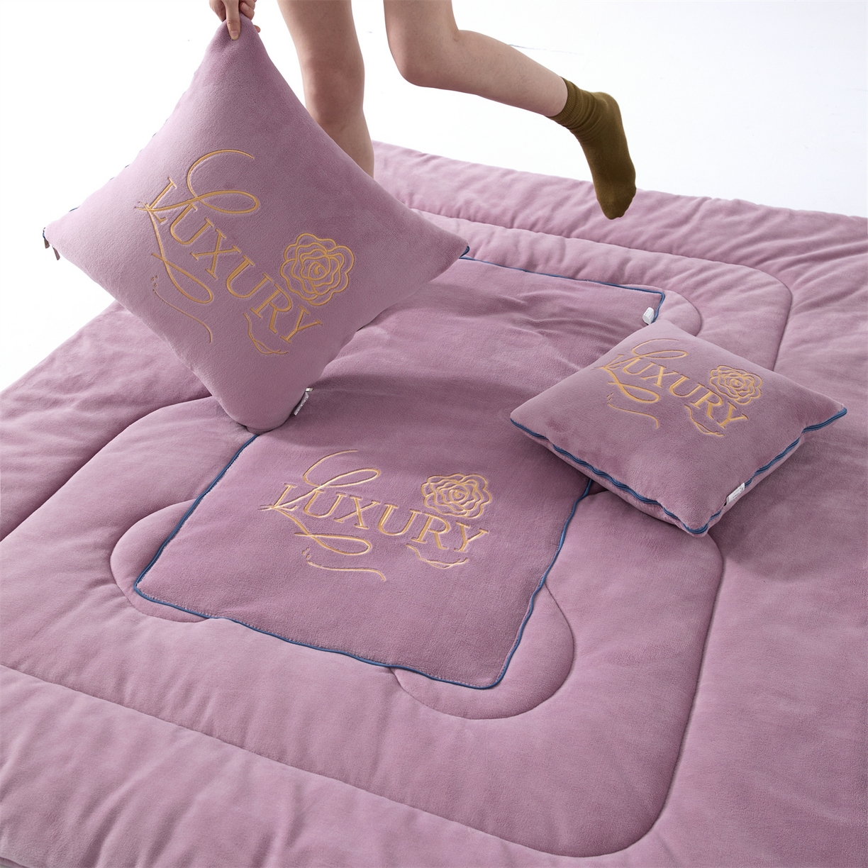91家纺网 家纺一手货源 找家纺 2025款牛奶绒多功能抱枕被-玫瑰绒语 香芋紫