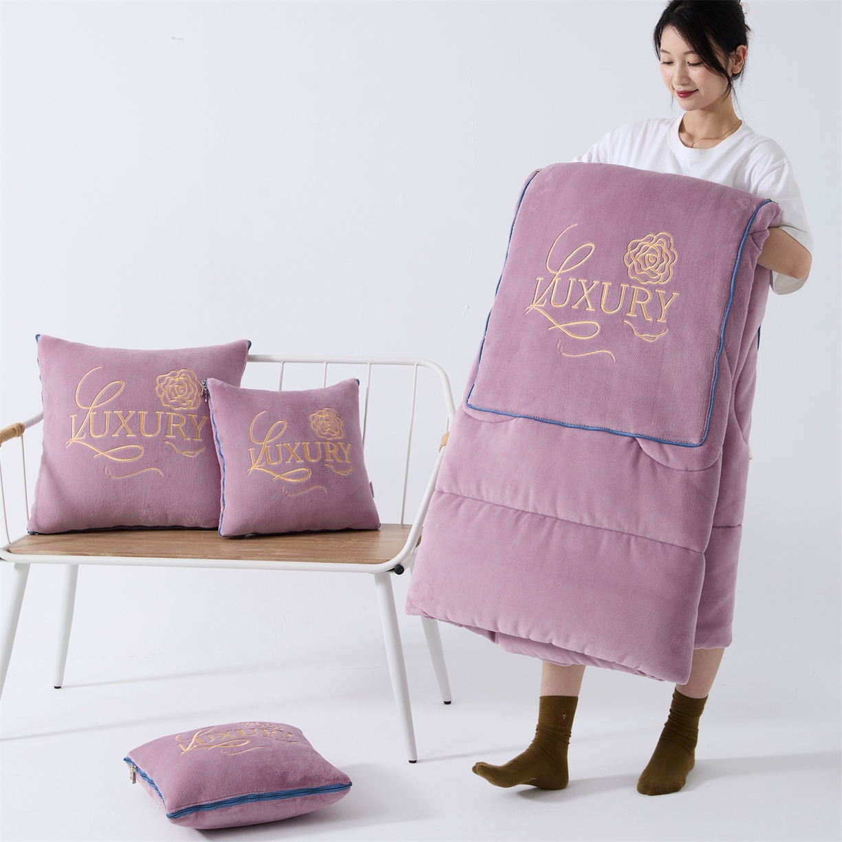 91家纺网 家纺一手货源 找家纺 2025款牛奶绒多功能抱枕被-玫瑰绒语 香芋紫