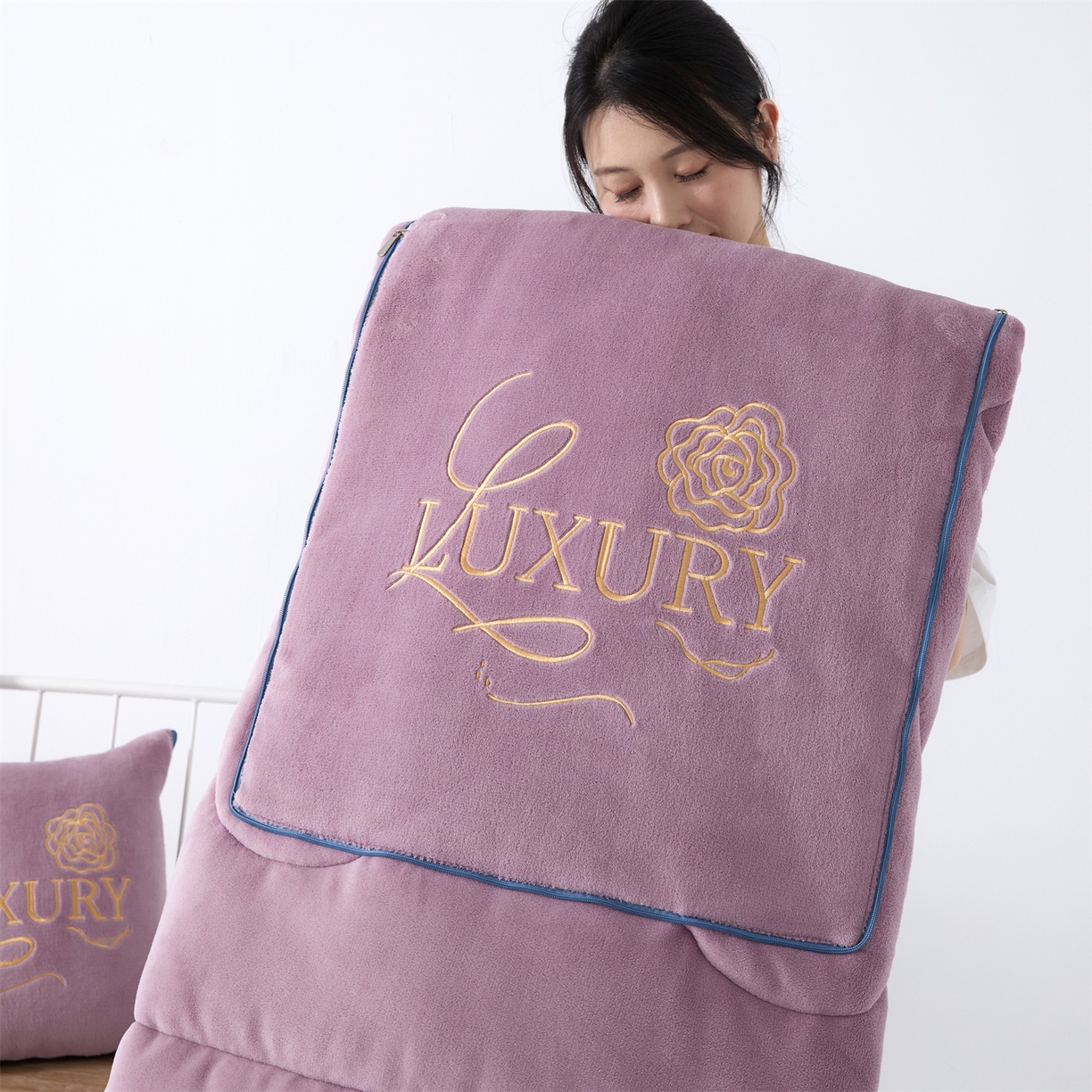 91家纺网 家纺一手货源 找家纺 2025款牛奶绒多功能抱枕被-玫瑰绒语 香芋紫