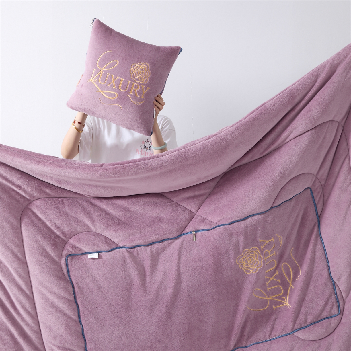 91家纺网 家纺一手货源 找家纺 2025款牛奶绒多功能抱枕被-玫瑰绒语 香芋紫