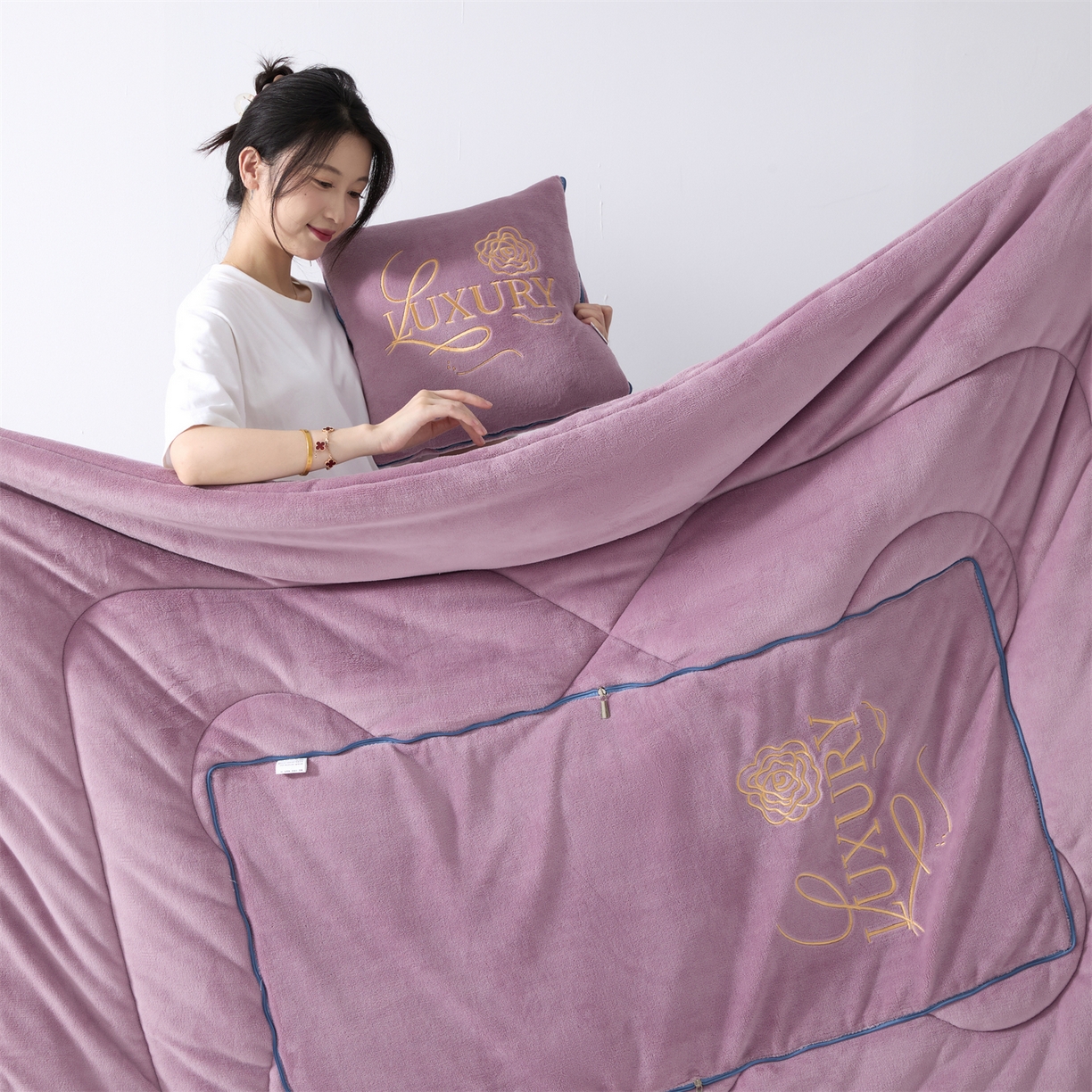 91家纺网 家纺一手货源 找家纺 2025款牛奶绒多功能抱枕被-玫瑰绒语 香芋紫