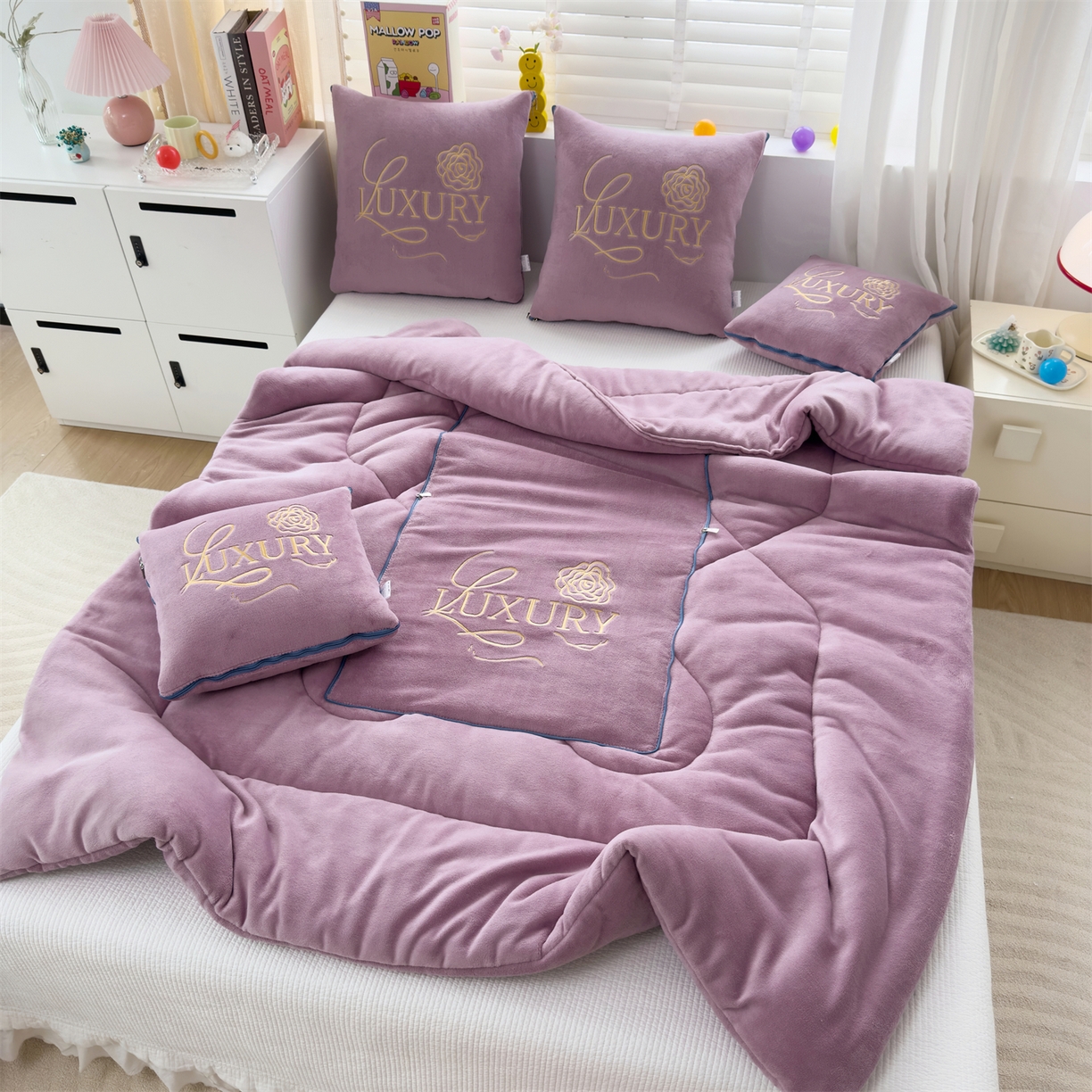 91家纺网 家纺一手货源 找家纺 2025款牛奶绒多功能抱枕被-玫瑰绒语 香芋紫