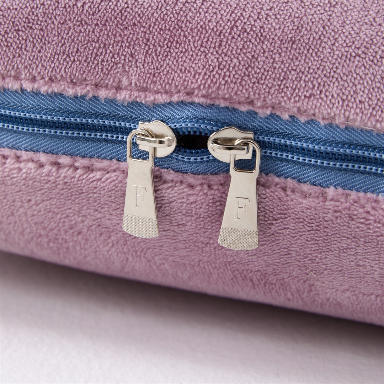 91家纺网 家纺一手货源 找家纺 2025款牛奶绒多功能抱枕被-玫瑰绒语 香芋紫