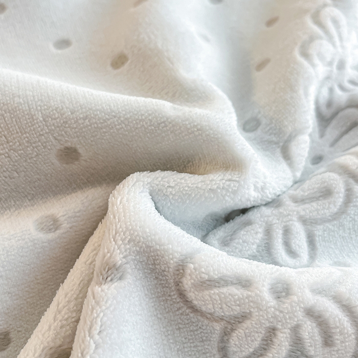 91家纺网 家纺一手货源 找家纺 澳梵家居 2025新款雕花牛奶绒韩版四件套-竹影柔柔 灰绿蝴蝶结