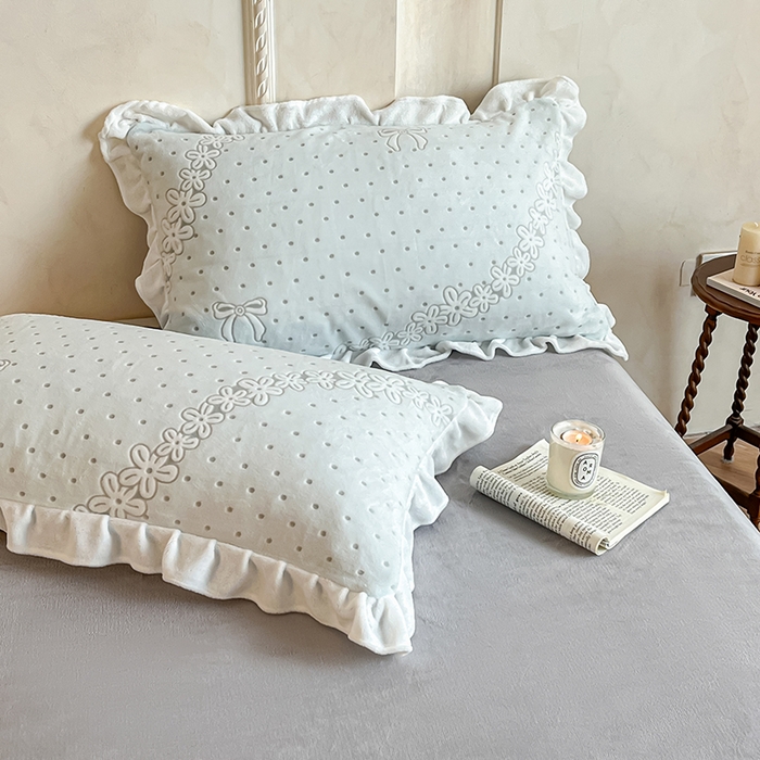 91家纺网 家纺一手货源 找家纺 澳梵家居 2025新款雕花牛奶绒韩版四件套-竹影柔柔 灰绿蝴蝶结