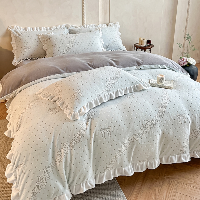 91家纺网 家纺一手货源 找家纺 澳梵家居 2025新款雕花牛奶绒韩版四件套-竹影柔柔 灰绿蝴蝶结