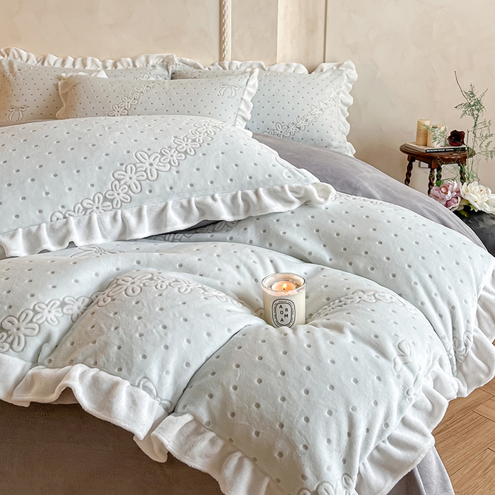 91家纺网 家纺一手货源 找家纺 澳梵家居 2025新款雕花牛奶绒韩版四件套-竹影柔柔 灰绿蝴蝶结