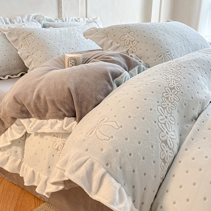 91家纺网 家纺一手货源 找家纺 澳梵家居 2025新款雕花牛奶绒韩版四件套-竹影柔柔 灰绿蝴蝶结