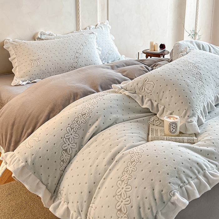 91家纺网 家纺一手货源 找家纺 澳梵家居 2025新款雕花牛奶绒韩版四件套-竹影柔柔 灰绿蝴蝶结