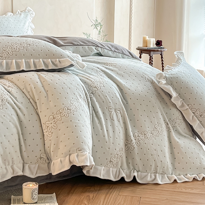 91家纺网 家纺一手货源 找家纺 澳梵家居 2025新款雕花牛奶绒韩版四件套-竹影柔柔 灰绿蝴蝶结