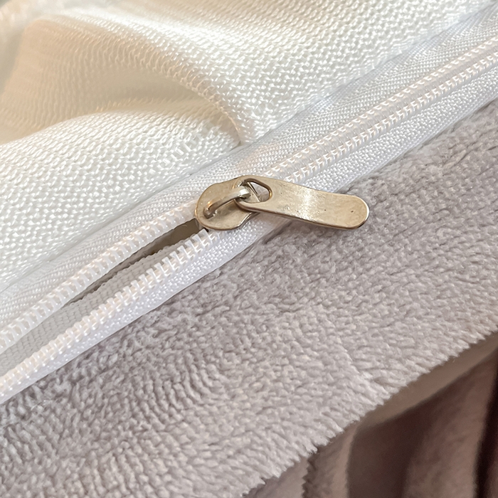 91家纺网 家纺一手货源 找家纺 澳梵家居 2025新款雕花牛奶绒韩版四件套-竹影柔柔 灰绿蝴蝶结