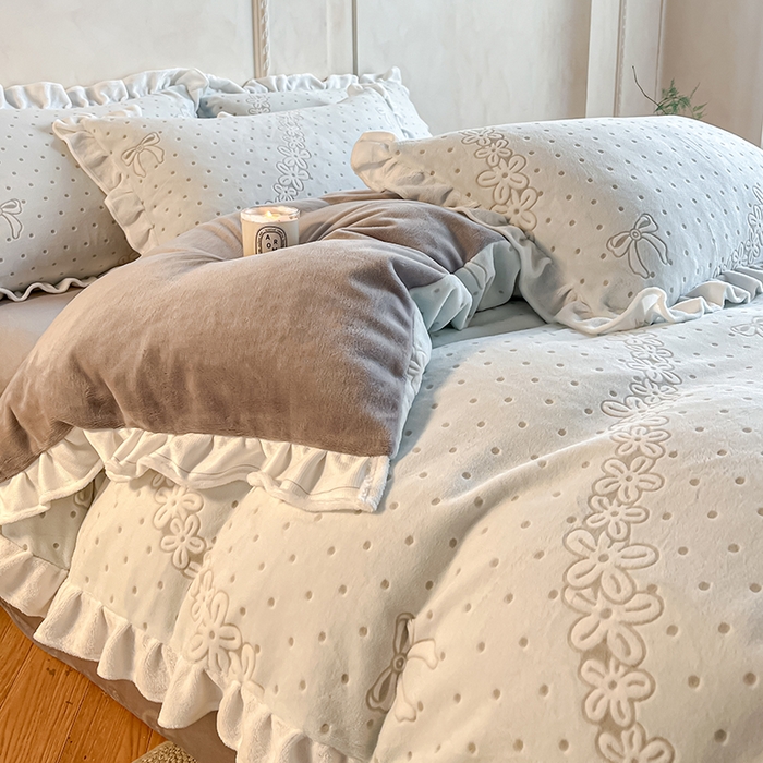 91家纺网 家纺一手货源 找家纺 澳梵家居 2025新款雕花牛奶绒韩版四件套-竹影柔柔 灰绿蝴蝶结