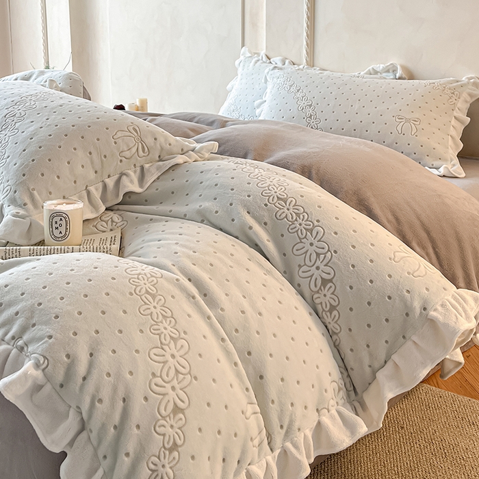 91家纺网 家纺一手货源 找家纺 澳梵家居 2025新款雕花牛奶绒韩版四件套-竹影柔柔 灰绿蝴蝶结