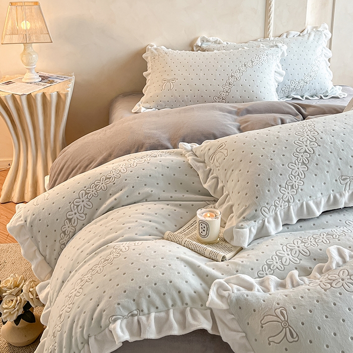 91家纺网 家纺一手货源 找家纺 澳梵家居 2025新款雕花牛奶绒韩版四件套-竹影柔柔 灰绿蝴蝶结