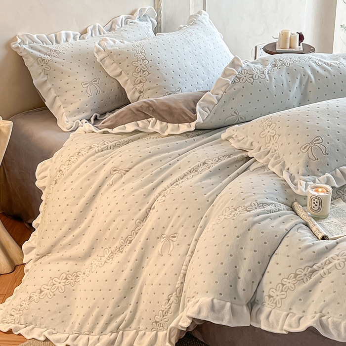 91家纺网 家纺一手货源 找家纺 澳梵家居 2025新款雕花牛奶绒韩版四件套-竹影柔柔 灰绿蝴蝶结