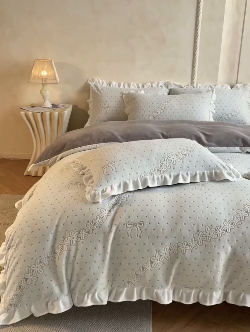 91家纺网 家纺一手货源 找家纺 澳梵家居 2025新款雕花牛奶绒韩版四件套-竹影柔柔 灰绿蝴蝶结