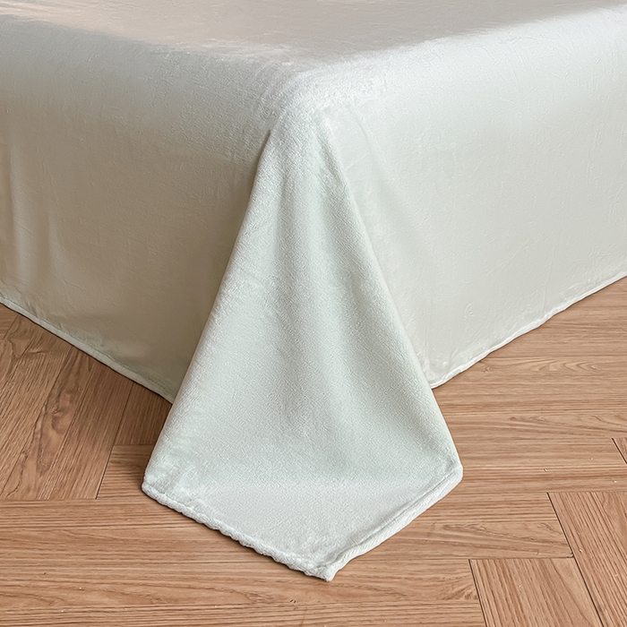 91家纺网 家纺一手货源 找家纺 澳梵家居 2025新款雕花牛奶绒韩版四件套-竹影柔柔 灰绿樱桃