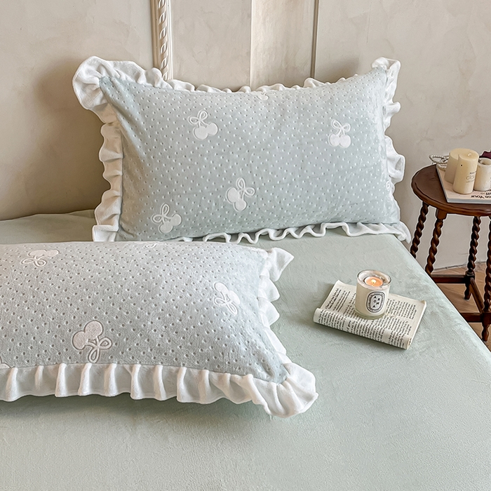 91家纺网 家纺一手货源 找家纺 澳梵家居 2025新款雕花牛奶绒韩版四件套-竹影柔柔 灰绿樱桃