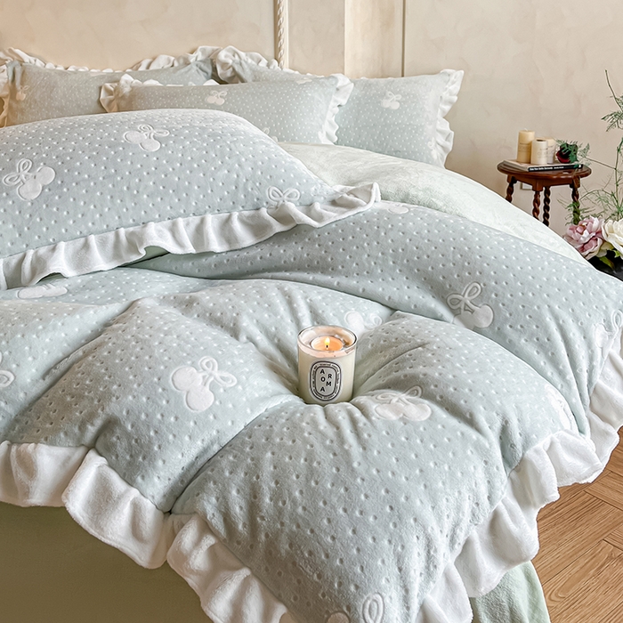 91家纺网 家纺一手货源 找家纺 澳梵家居 2025新款雕花牛奶绒韩版四件套-竹影柔柔 灰绿樱桃