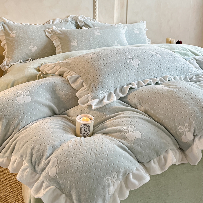 91家纺网 家纺一手货源 找家纺 澳梵家居 2025新款雕花牛奶绒韩版四件套-竹影柔柔 灰绿樱桃