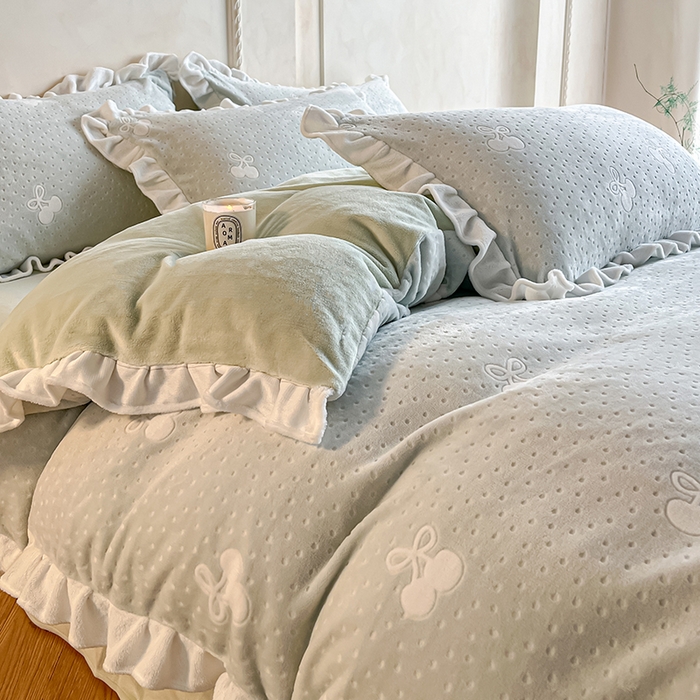 91家纺网 家纺一手货源 找家纺 澳梵家居 2025新款雕花牛奶绒韩版四件套-竹影柔柔 灰绿樱桃