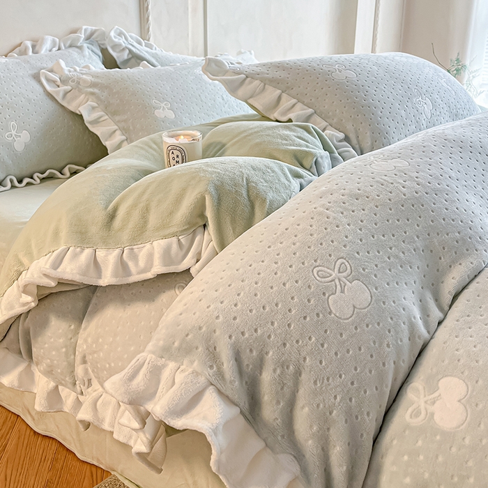 91家纺网 家纺一手货源 找家纺 澳梵家居 2025新款雕花牛奶绒韩版四件套-竹影柔柔 灰绿樱桃