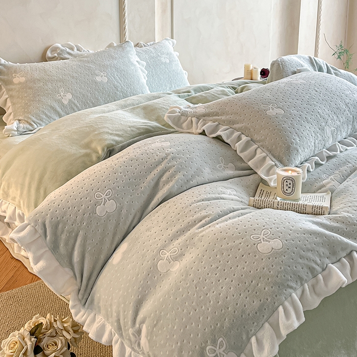 91家纺网 家纺一手货源 找家纺 澳梵家居 2025新款雕花牛奶绒韩版四件套-竹影柔柔 灰绿樱桃