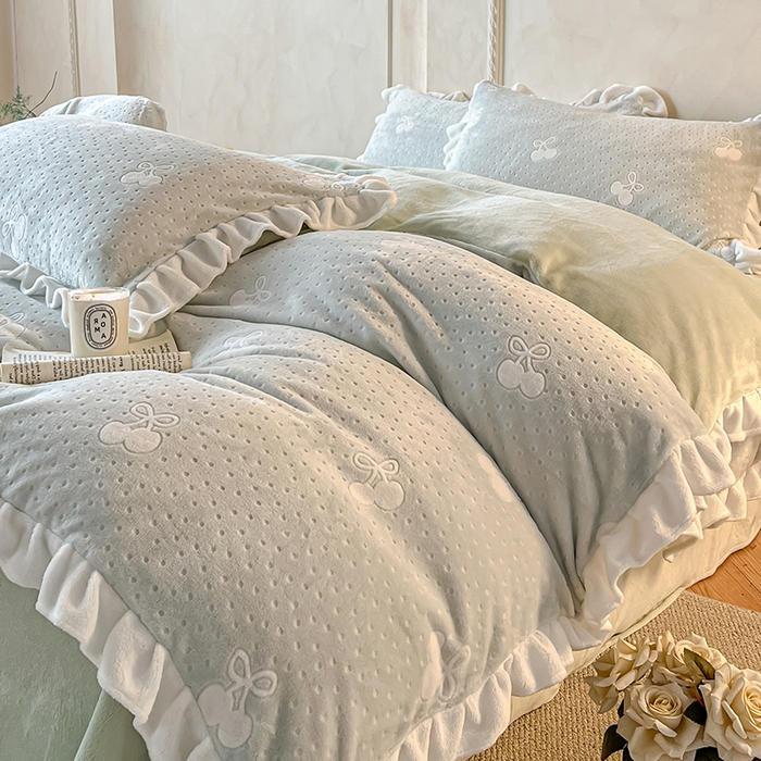 91家纺网 家纺一手货源 找家纺 澳梵家居 2025新款雕花牛奶绒韩版四件套-竹影柔柔 灰绿樱桃