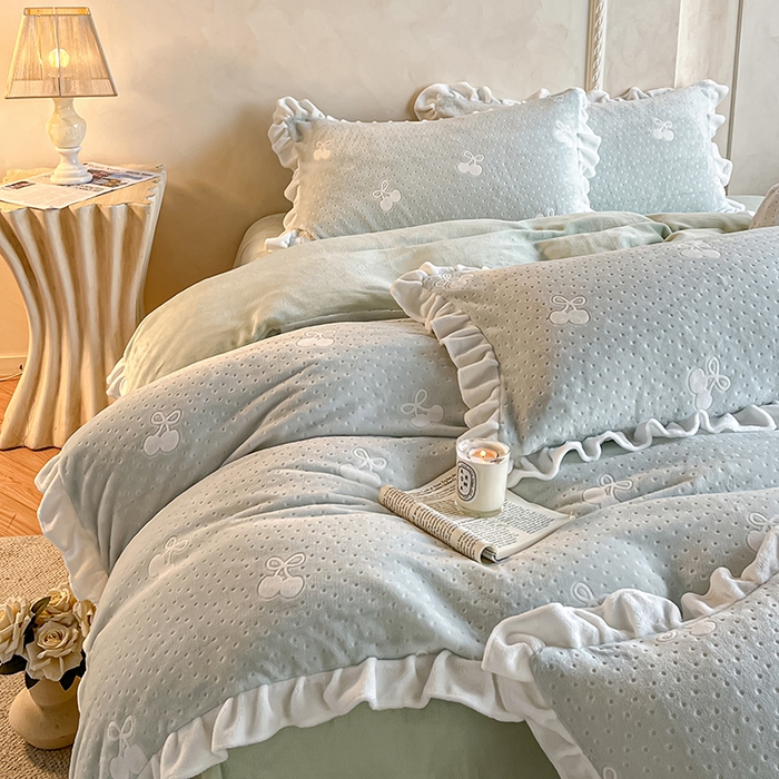 91家纺网 家纺一手货源 找家纺 澳梵家居 2025新款雕花牛奶绒韩版四件套-竹影柔柔 灰绿樱桃