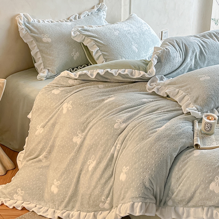 91家纺网 家纺一手货源 找家纺 澳梵家居 2025新款雕花牛奶绒韩版四件套-竹影柔柔 灰绿樱桃