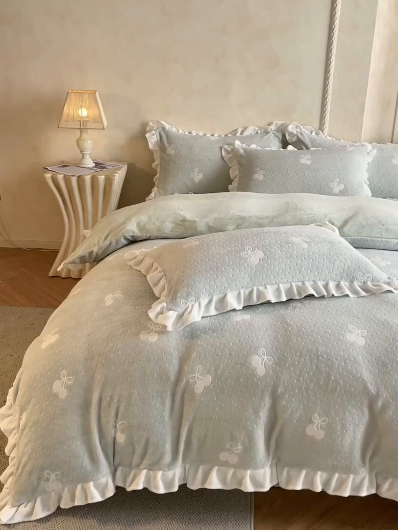 91家纺网 家纺一手货源 找家纺 澳梵家居 2025新款雕花牛奶绒韩版四件套-竹影柔柔 灰绿樱桃