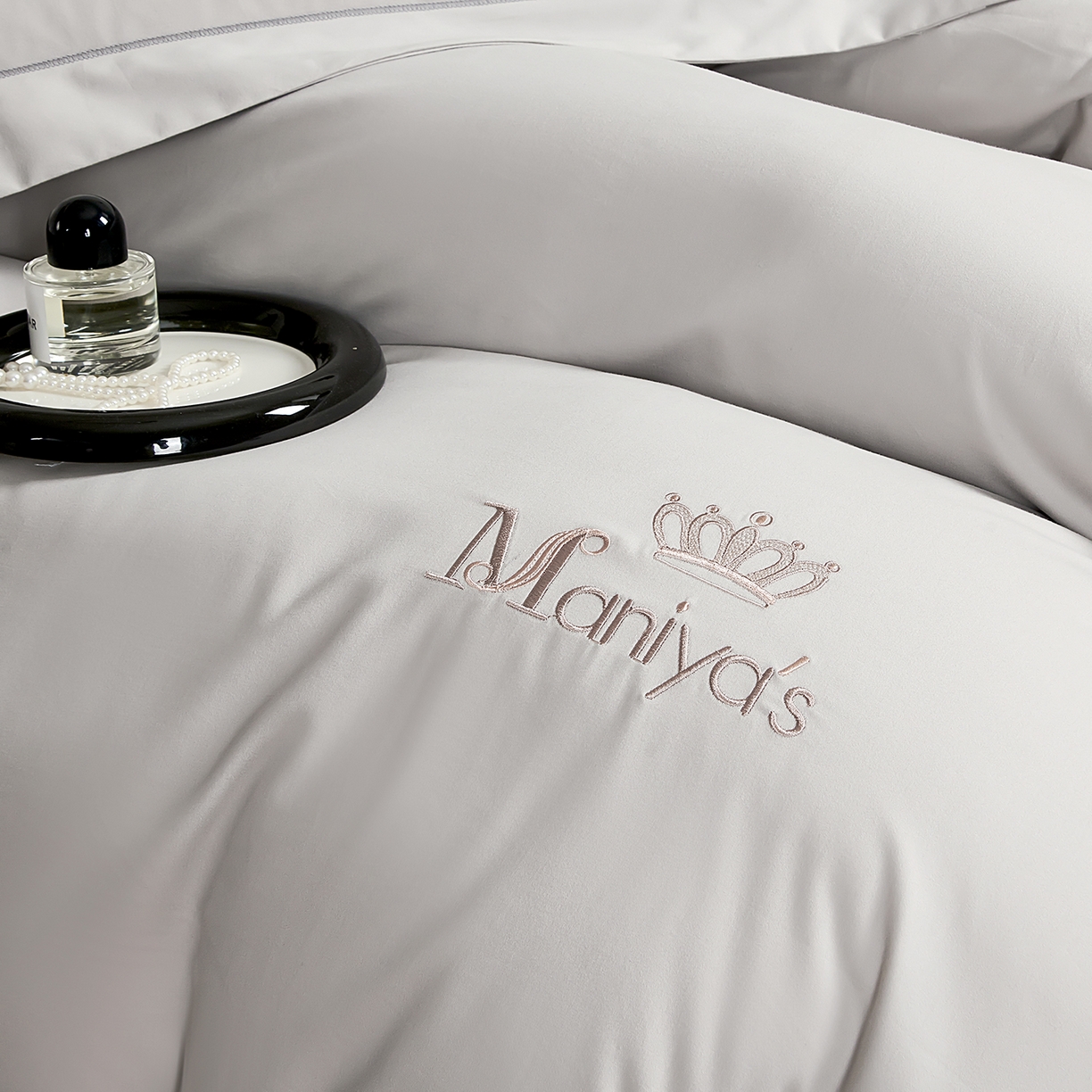 91家纺网 家纺一手货源 找家纺 U品汇 2025新品60S双股120支长绒棉加厚全棉纯棉磨毛刺绣花四件套超细磨毛宽边款礼盒装 希语-高级灰