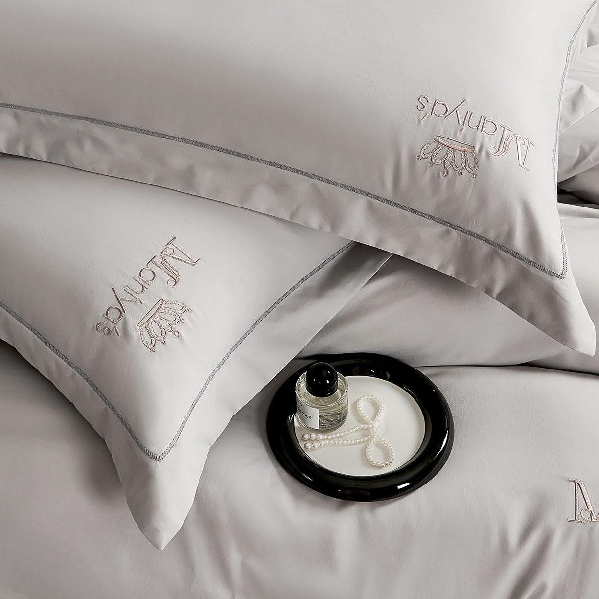 91家纺网 家纺一手货源 找家纺 U品汇 2025新品60S双股120支长绒棉加厚全棉纯棉磨毛刺绣花四件套超细磨毛宽边款礼盒装 希语-高级灰