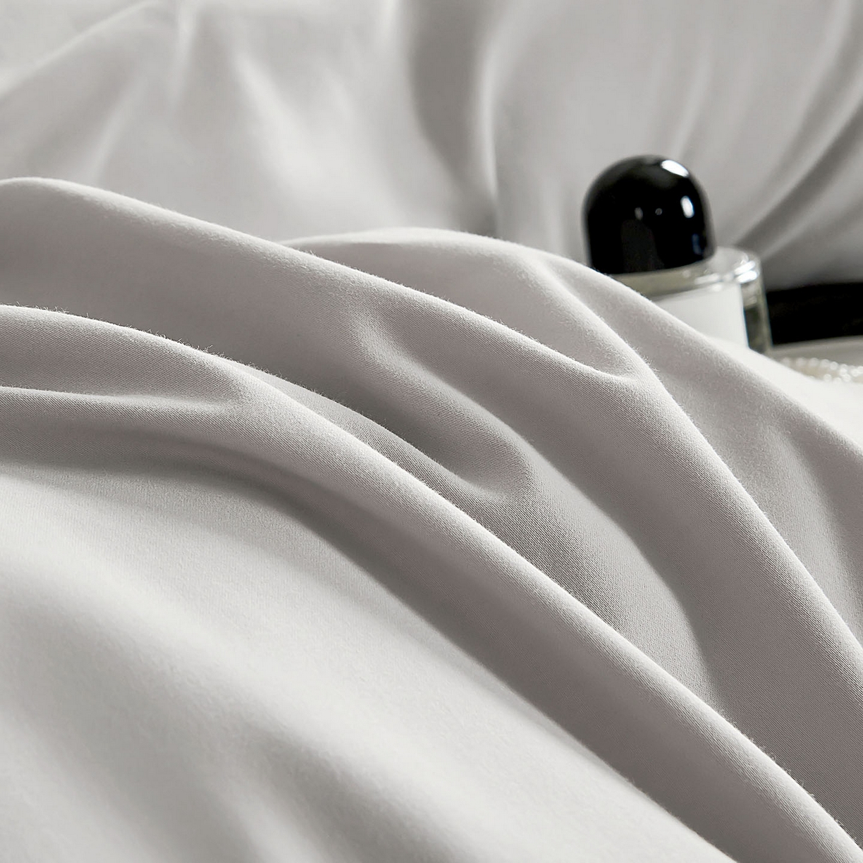 91家纺网 家纺一手货源 找家纺 U品汇 2025新品60S双股120支长绒棉加厚全棉纯棉磨毛刺绣花四件套超细磨毛宽边款礼盒装 希语-高级灰