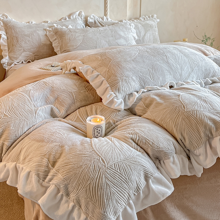 91家纺网 家纺一手货源 找家纺 澳梵家居 2025新款雕花牛奶绒韩版四件套-竹影柔柔 卡其叶影