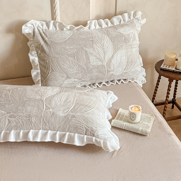 91家纺网 家纺一手货源 找家纺 澳梵家居 2025新款雕花牛奶绒韩版四件套-竹影柔柔 卡其叶影