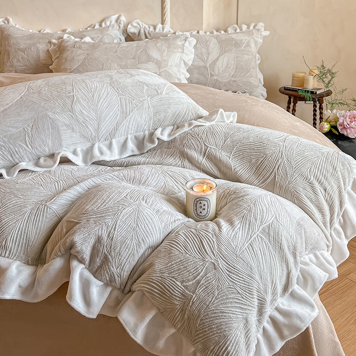 91家纺网 家纺一手货源 找家纺 澳梵家居 2025新款雕花牛奶绒韩版四件套-竹影柔柔 卡其叶影