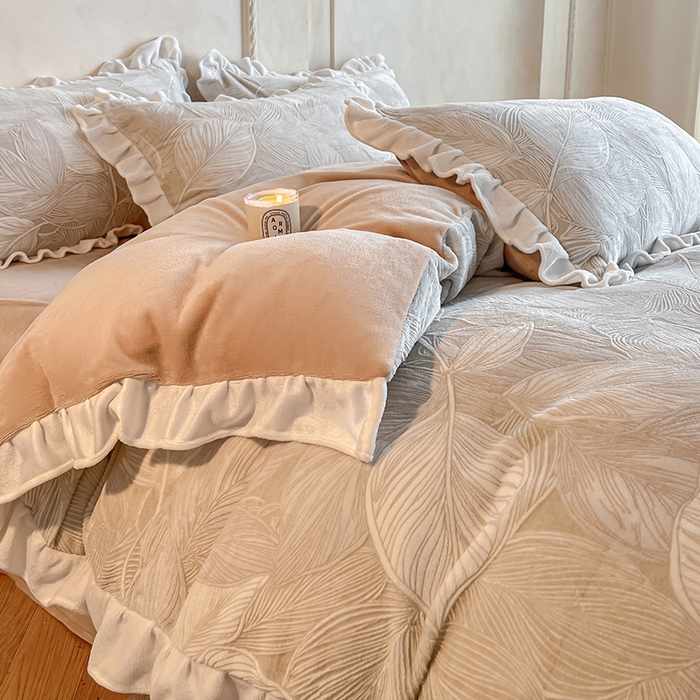 91家纺网 家纺一手货源 找家纺 澳梵家居 2025新款雕花牛奶绒韩版四件套-竹影柔柔 卡其叶影