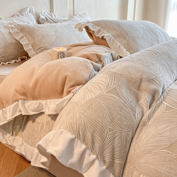 91家纺网 家纺一手货源 找家纺 澳梵家居 2025新款雕花牛奶绒韩版四件套-竹影柔柔 卡其叶影