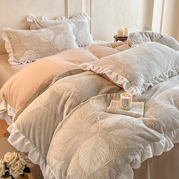 91家纺网 家纺一手货源 找家纺 澳梵家居 2025新款雕花牛奶绒韩版四件套-竹影柔柔 卡其叶影