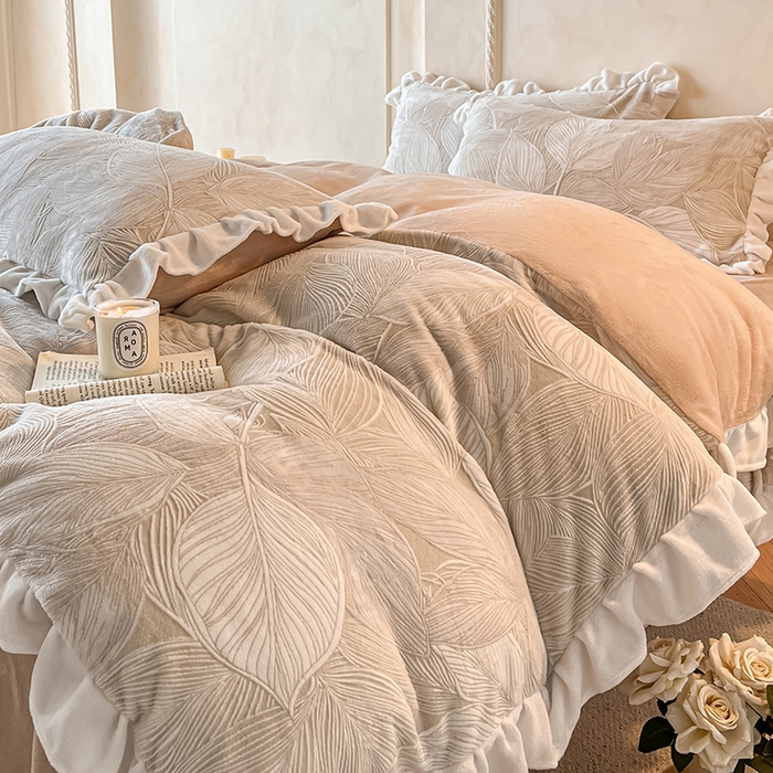 91家纺网 家纺一手货源 找家纺 澳梵家居 2025新款雕花牛奶绒韩版四件套-竹影柔柔 卡其叶影