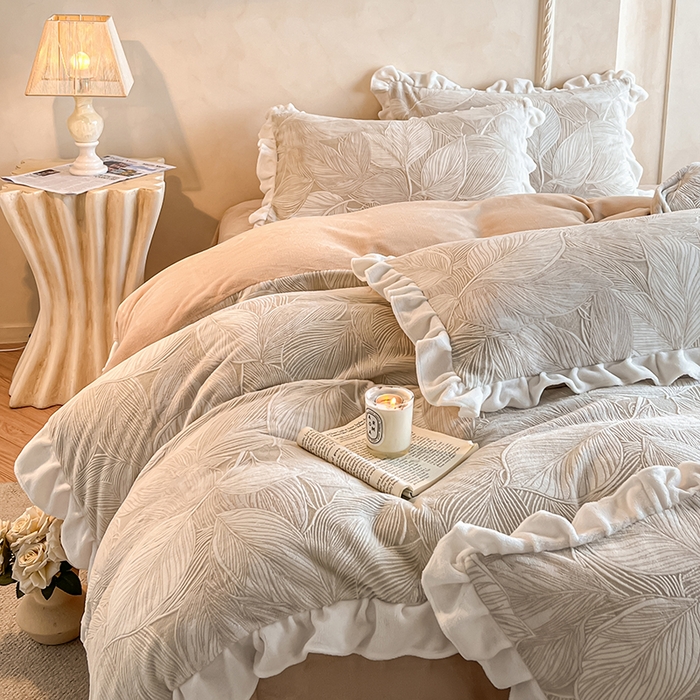 91家纺网 家纺一手货源 找家纺 澳梵家居 2025新款雕花牛奶绒韩版四件套-竹影柔柔 卡其叶影