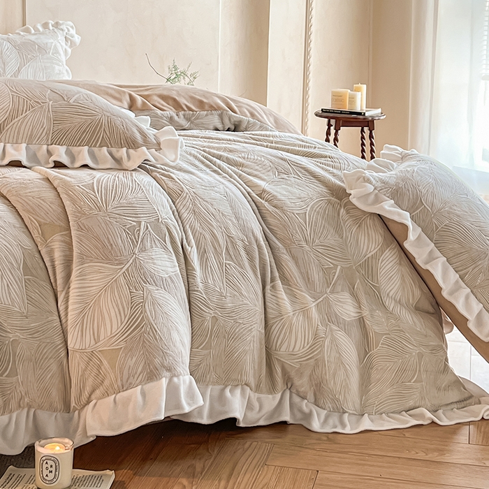 91家纺网 家纺一手货源 找家纺 澳梵家居 2025新款雕花牛奶绒韩版四件套-竹影柔柔 卡其叶影