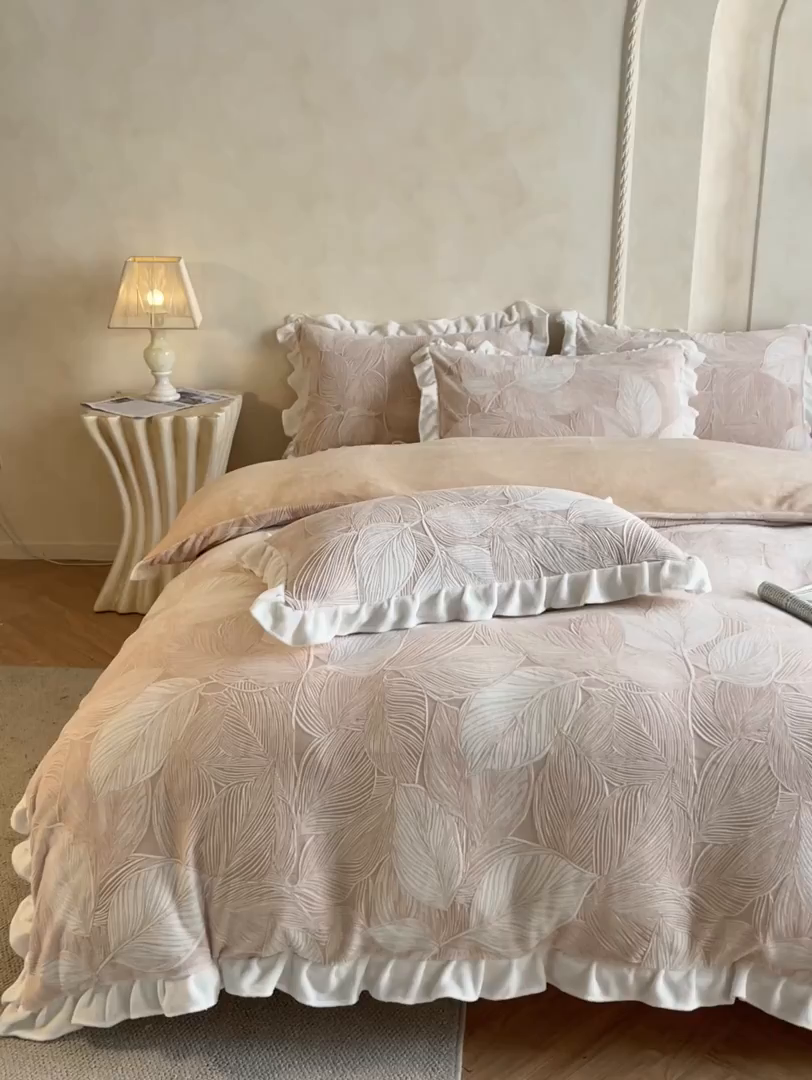 91家纺网 家纺一手货源 找家纺 澳梵家居 2025新款雕花牛奶绒韩版四件套-竹影柔柔 卡其叶影