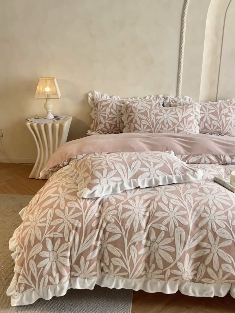 91家纺网 家纺一手货源 找家纺 澳梵家居 2025新款雕花牛奶绒韩版四件套-竹影柔柔 漫调花语-粉